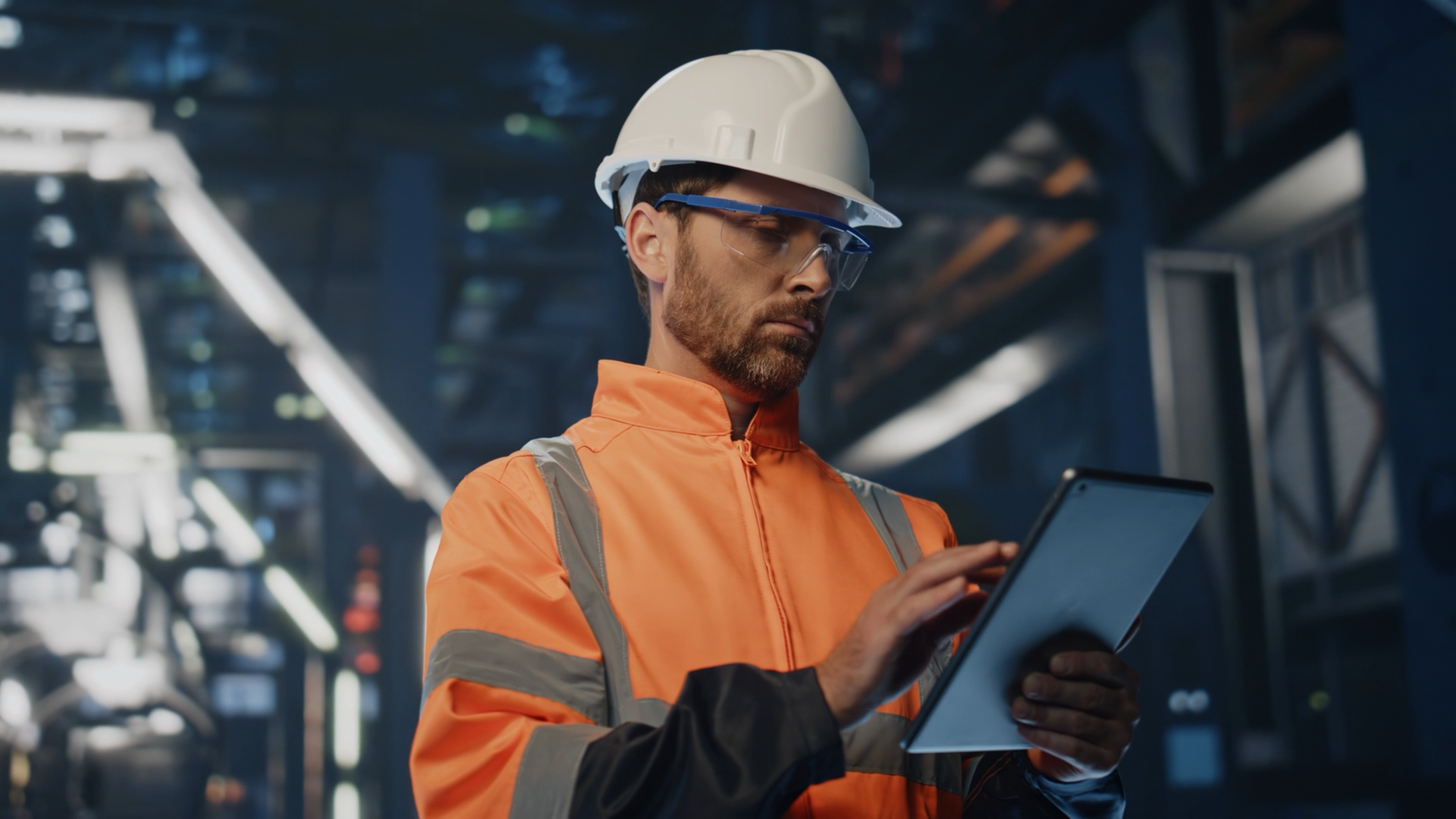 Ingeniero trabajando en un proyecto de software